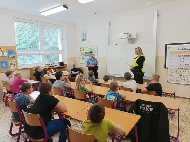 Strážníci městské policie se setkali s dětmi v ZŠ při dětské léčebně Luhačovice