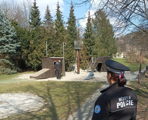 Strážníci kontrolují veřejný pořádek na dětských hřištích 